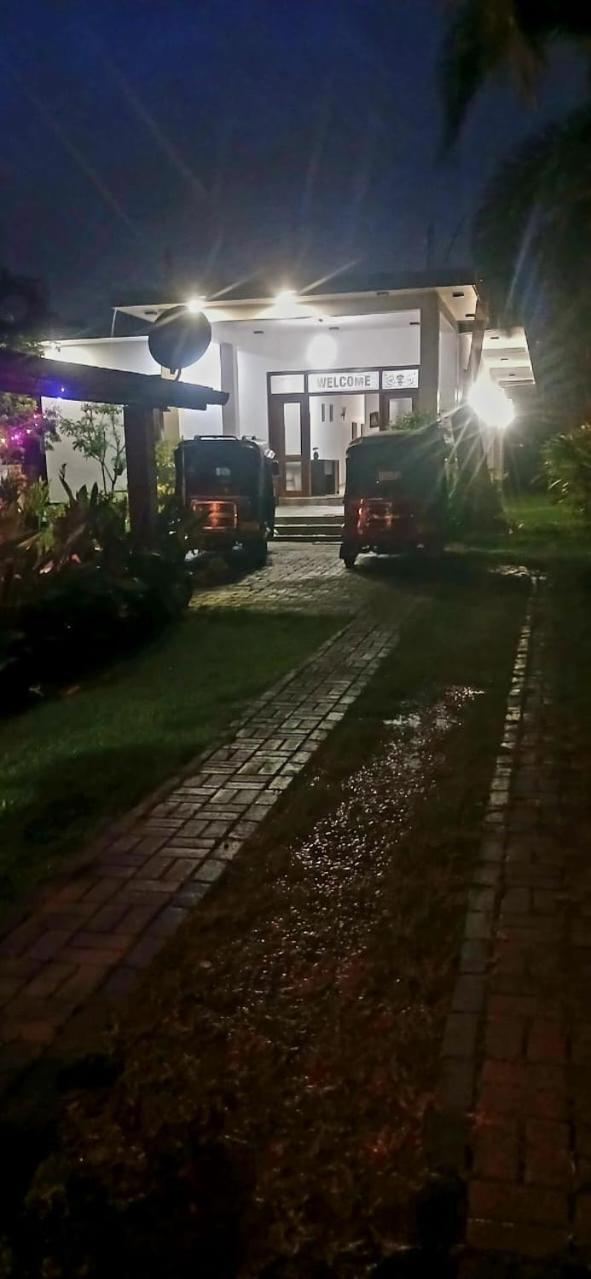 Negombo Royal Villa By Hotel Oviniru 外观 照片